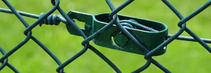 Grüner Maschendrahtzaun mit Spanner